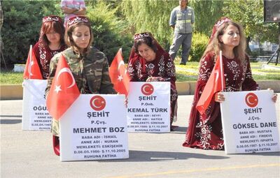 ANNELERİN SERGİLEDİĞİ OYUN HERKESİ AĞLATTI