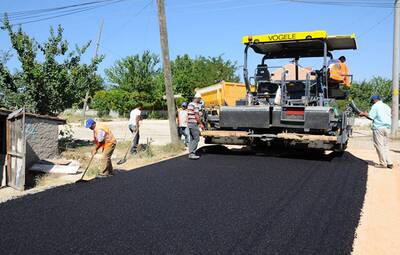 TEPEBAŞINDAN YOĞUN ASFALT  MESAİSİ