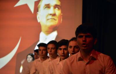 GENÇLERİN ATATÜRK SEVGİSİ