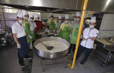 AŞEVİNDEN GÜNLÜK 5000 PORSİYON SICAK YEMEK