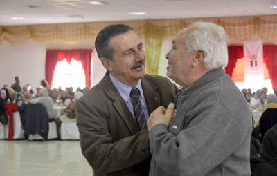 YAŞLILAR GÖNÜLLERİNCE EĞLENDİ
