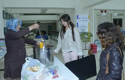 ÖĞRENCİLERE ÜCRETSİZ SICAK ÇORBA