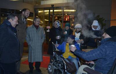 TEPEBAŞI'NDAN SOĞUK HAVALARDA SICAK SALEP İKRAM