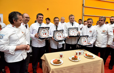 BAŞKAN ATAÇ AŞÇILIK YETENEKLERİNİ SERGİLEDİ