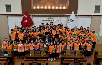 ÇOCUKLARDAN BAŞKAN ATAÇ'A 23 NİSAN ZİYARETİ