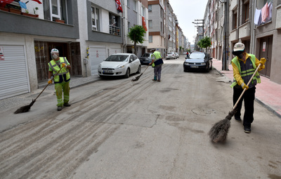 YOLLAR VE KALDIRIMLAR TEMİZLENİYOR