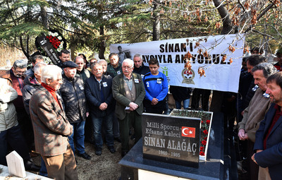 EFSANE KALECİ KABRİ BAŞINDA ANILDI