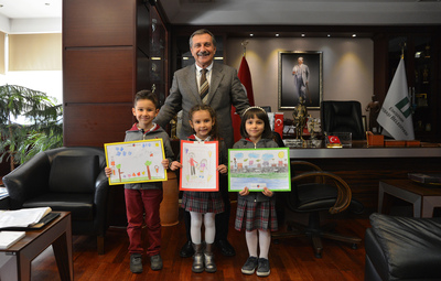 MİNİK ELLER BAŞKAN ATAÇ'I RESMETTİ