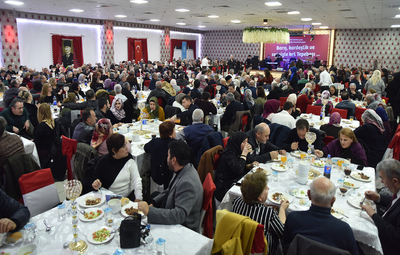 BAŞKAN ATAÇ DENEYİMLİ ÇİFTLERİ KUTLADI