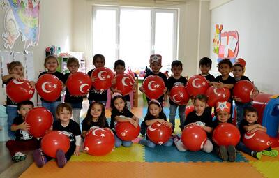 MİNİKLERİN CUMHURİYET SEVİNCİ