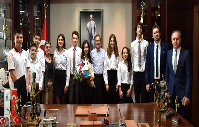 ATAÇ ÖĞRENCİLERE KÜRESEL MODEL ÖDÜLÜNÜ ANLATTI