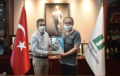 KİTABINI BAŞKAN ATAÇ İÇİN İMZALADI