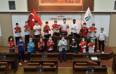 BAŞARILI TEKVANDOCULARDAN BAŞKAN ATAÇ'A ZİYARET