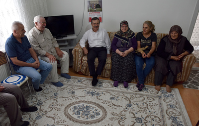 YAN YANA, OMUZ OMUZA VE BİR ARADA