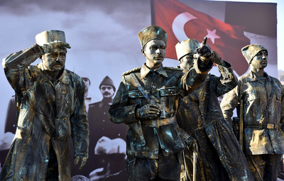 CANLI HEYKELLERE YOĞUN İLGİ