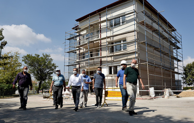 BAŞKAN ATAÇ YENİLENEN BATIKENT BELDE EVİ'Nİ İNCELEDİ