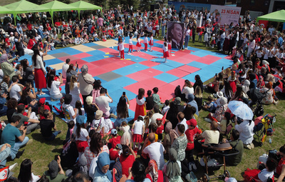 BİNLERCE ÇOCUK 23 NİSAN'I TEPEBAŞI'NDA KUTLADI