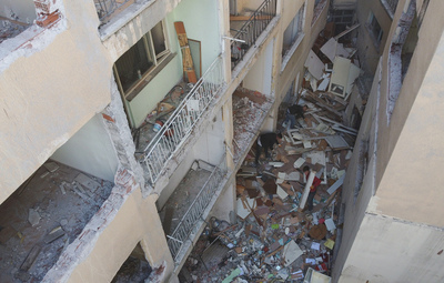 TEPEBAŞI'NDA RİSKLİ BİNANIN YIKIMINA BAŞLADI