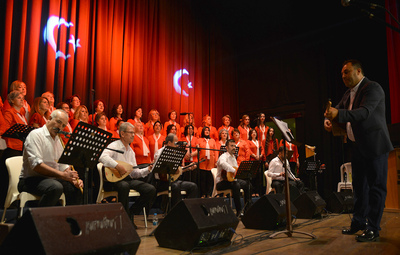 TÜRKÜLER İLE KUTLANDI