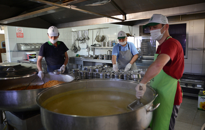 İHTİYAÇ SAHİPLERİNE SICAK YEMEK SERVİSİ SÜRÜYOR