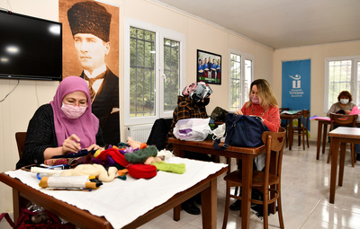 KADINLAR EL EMEĞİ İLE ÜRETİYOR