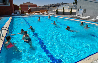 YÜZMENİN KEYFİ TEPEBAŞI'NDA YAŞANIYOR