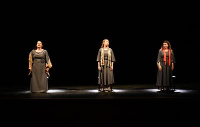 TEPEBAŞI'NDA KADINLAR TİYATRO İLE 8 MART'I KUTLADI