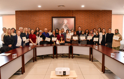 EVDE HASTA BAKIM EĞİTİMİNE KATILANLARA BELGELERİ VERİLDİ