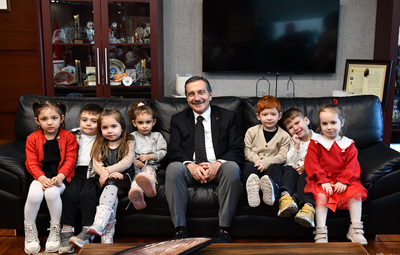 MİNİK ÖĞRENCİLERDEN BAŞKAN ATAÇ'A ZİYARET