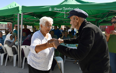 HEM AİLELERİ İLE BİR ARAYA GELDİLER HEM DOYASIYA EĞLENDİLER