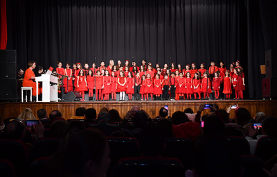 İKİ ELİN SESİ VAR KOROSU'NA TAM NOT