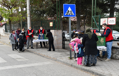 TEPEBAŞI'NDAN ÇOCUKLARA BESLENME DESTEĞİ