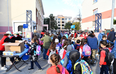 TEPEBAŞI'NIN ÇOCUKLAR İÇİN GIDA DESTEĞİ SÜRÜYOR