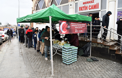 CUMA NAMAZI SONRASI ŞEHİTLER ANISINA PİLAV DAĞITILDI