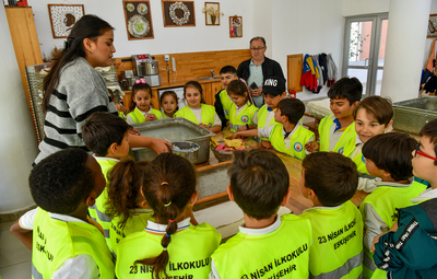 KAĞITLAR DÖNÜŞÜYOR ÇOCUKLAR BİLİNÇLENİYOR