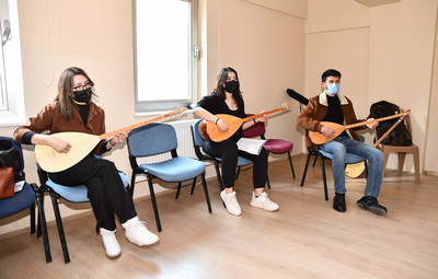 GENÇLER BAĞLAMA ÇALMAYI ÖĞRENİYOR