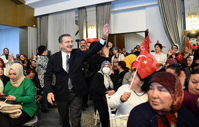 TEPEBAŞILI 3 BİN KADIN GÜLDEN KARABÖCEK KONSERİYLE COŞTU