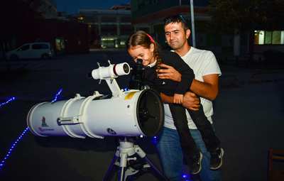 AY'IN BÜYÜLEYİCİ YÜZÜNÜ TEPEBAŞI’NDA GÖZLEMLEDİLER
