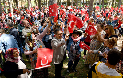 6 BİN KADIN ANNELER GÜNÜ'NÜ KUTLADI