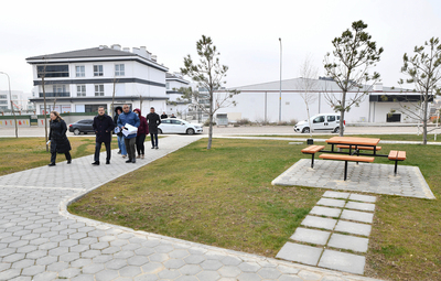 BAŞKAN ATAÇ YAPIMI SÜREN PARKLARI İNCELEDİ