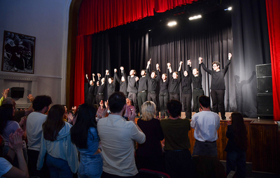 GENÇLİK TİYATROSU YENİ OYUNU İLE TAM NOT ALDI