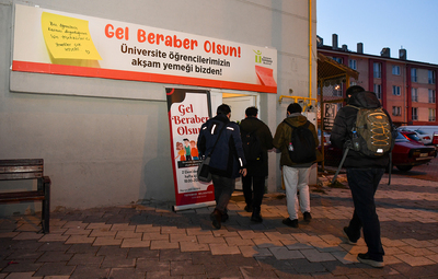 ÜNİVERSİTELİLERE ÜCRETSİZ YEMEK DESTEĞİ DEVAM EDİYOR