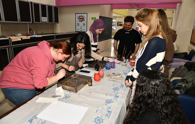 GENÇLER EBRU SANATINI ÖĞRENİYOR