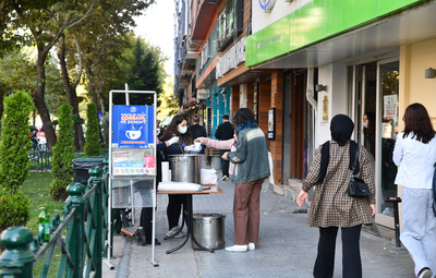 TEPEBAŞI'NDAN GENÇLERE ÇORBA İKRAMI