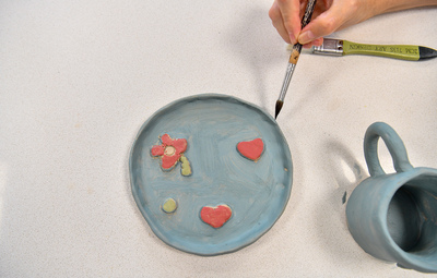 SERAMİK ATÖLYESİYLE EL BECERİLERİNİ GELİŞTİRDİLER