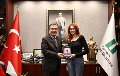 İKİ ELİN SESİ VAR SENFONİ ORKESTRASI ÖĞRENCİSİ ARYA'DAN BAŞKAN ATAÇ'A ZİYARET