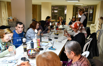 GAZETEDEN KADIN FİGÜRÜ YAPILDI