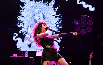 SEMPOZYUMDA SENA ŞENER RÜZGARI ESTİ