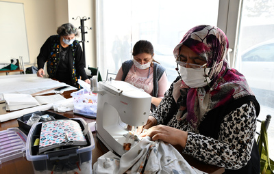 KADINLAR GİYSİLERİNİ KENDİLERİ ÜRETİYOR