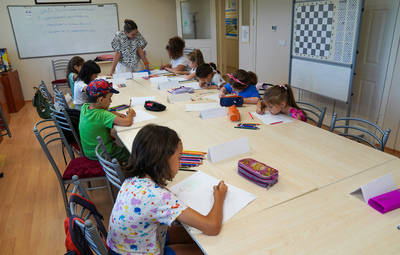 ÇOCUKLAR RESİM İLE YETENEKLERİNİ GELİŞTİRİYOR